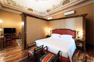a hotel room with a bed and a television at Phi Hotel Principe in Cuneo