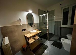 a bathroom with a sink and a shower and a toilet at Il Ritrovo dei Sogni in Palazzolo Vercellese
