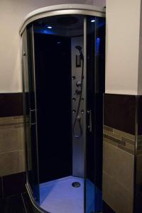 una doccia con porta in vetro in bagno di B&B Adriatico a Giulianova