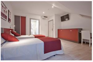 A bed or beds in a room at Hotel Ferramenteiro de Portomarin