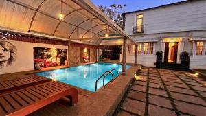 a swimming pool in the backyard of a house at De Majestic Grand Villa in Auroville