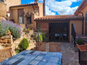 eine Terrasse mit Tisch und Stühlen in einem Haus in der Unterkunft Casa Abascal cerca de Teruel, Albarracín y Dinópolis in Cella