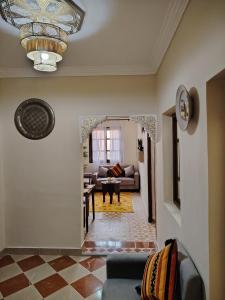 ein Wohnzimmer mit Sofa und Tisch in der Unterkunft PalmRest in Marrakesch