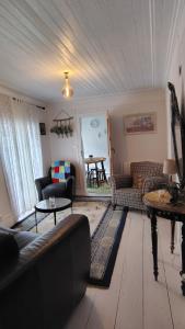 a living room with couches and a table at Casa Isabel in Póvoa dos Mosqueiros