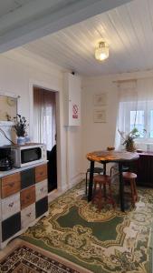 a living room with a table and a kitchen at Casa Isabel in Póvoa dos Mosqueiros