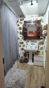 a bathroom with a sink and a mirror at Casa Isabel in Póvoa dos Mosqueiros +17 photos