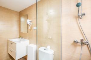 a bathroom with a toilet and a glass shower at Apartamento Felipe 1-5 in Cacla D'or +13 photos
