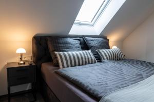 a bedroom with a bed and a window at Asweiler Landliebe - klimatisierte Premiumfewo mit Balkon und Fernblick in Freisen