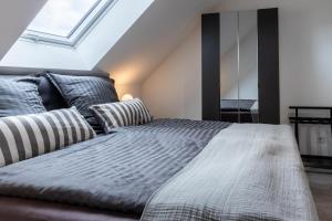 a bedroom with a bed and a skylight at Asweiler Landliebe - klimatisierte Premiumfewo mit Balkon und Fernblick in Freisen