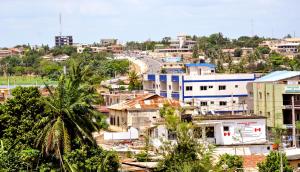 a city overview of a city with buildings and trees at Guest House Lumen in Lomé