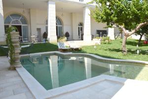 ein Pool vor einem Haus in der Unterkunft Percebes Exclusive B&B in Cutrofiano