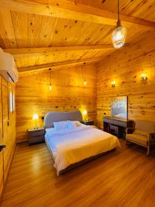 a bedroom with a bed in a wooden room at كوخ الجنة in Abha