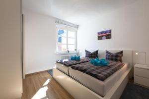 a bedroom with a bed with blue flowers on it at FeWo-Ahrenshoop in Prerow