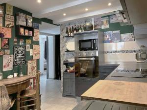 a kitchen with a counter and a stove top oven at Appartement cosy Rosheim in Rosheim