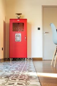 a red door in the corner of a room at Stientjeshof "Het Paardenhuisje & Hooihuys " in Sint-Lievens-Houtem +14 photos