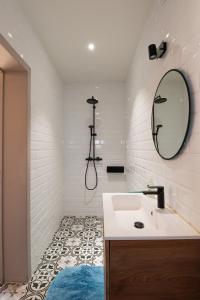 a bathroom with a sink and a mirror at Stientjeshof "Het Paardenhuisje & Hooihuys " in Sint-Lievens-Houtem