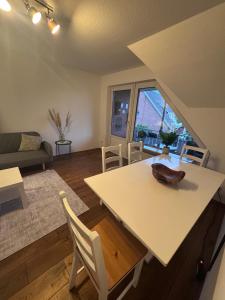 a living room with a white table and chairs at Ruheoase Quickborn in Quickborn