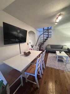 a living room with a white table and chairs at Ruheoase Quickborn in Quickborn