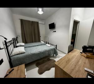 a bedroom with a bed and a wooden table at Il Ritrovo dei Sogni in Palazzolo Vercellese
