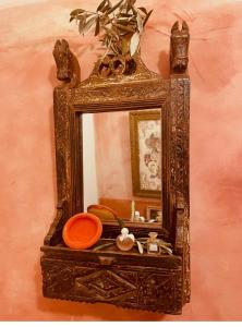 an ornate mirror with a bowl on top of it at Le Chapitre in Nîmes