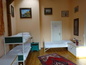 Un pat sau paturi într-o cameră la Hummel Hostel - Historische Stadtvilla mit Garten