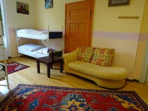 Un pat sau paturi într-o cameră la Hummel Hostel - Historische Stadtvilla mit Garten