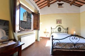 a bedroom with a bed and a window at Raggi di Sole in Cortona