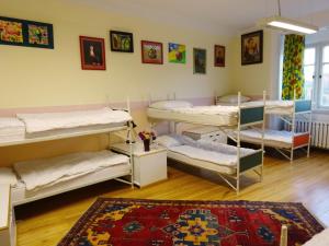 Un pat sau paturi într-o cameră la Hummel Hostel - Historische Stadtvilla mit Garten