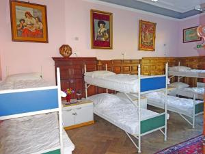 Un pat sau paturi într-o cameră la Hummel Hostel - Historische Stadtvilla mit Garten