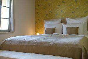 um quarto com uma cama grande e uma parede amarela em Rittergut Rottewitz em Meißen