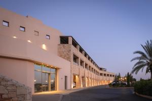 Außenansicht eines Gebäudes in der Abenddämmerung in der Unterkunft Crete Golf Club Hotel in Hersonissos + 55 Fotos
