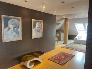a room with two portraits of presidents on the wall at Balatonalmádi Pipacs Villa in Balatonalmádi