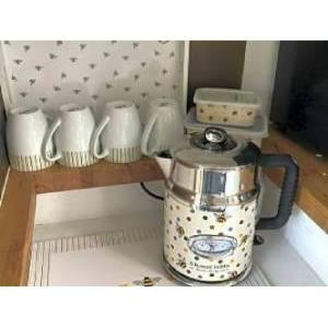a blender sitting on top of a kitchen counter at Wake up with Wallabies in Par