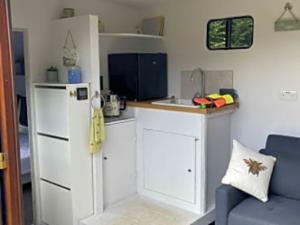 a small kitchen with a sink and a refrigerator at Wake up with Wallabies in Par