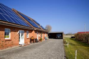 a house with solar panels on the roof at Hus Utspann in Nordstrand