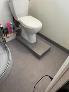 a bathroom with a white toilet in a room at Giret's Studio privé - souplex in Le Mans