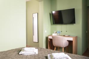a room with a bed with a desk and a mirror at Vita Verde in Torrevieja