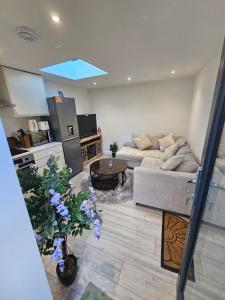 a living room with a couch and a table at Bright luxurious Home in Oxford