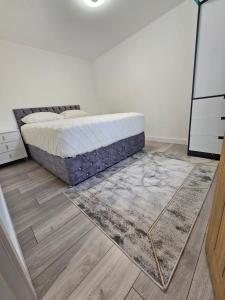a bedroom with a bed and a rug at Bright luxurious Home in Oxford