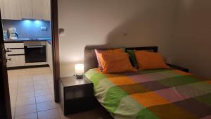 ein Schlafzimmer mit einem Bett und einem Tisch mit einer Lampe in der Unterkunft Horizon Corner in Ladochórion + 8 Fotos