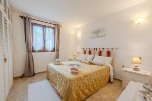 a bedroom with a bed and a window at Villa NiLo Natura - Rustic Mountain Charm in Telti