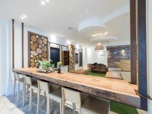 Meridiana Family & Nature Hotel في مارينا روميا: مطبخ وغرفة معيشة مع بار مع كراسي +38 صورة