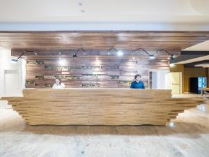 Meridiana Family & Nature Hotel في مارينا روميا: شخصين واقفين في كونتر في مطعم