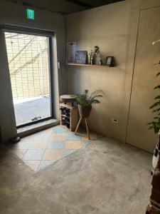 a room with a window and a potted plant at 緩寓 Sora Apt包棟民宿2-8人 in Jiufen