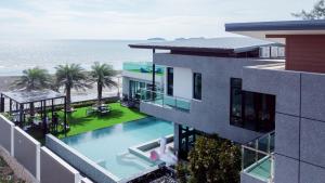 an aerial view of a building with a swimming pool and the ocean at Sky Beach Pool Villa Chanthaburi 1 in Laem Sing