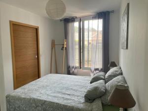 a bedroom with a bed and a window at Sur la route des vignerons - Clim - 1 Chambre in Courthézon