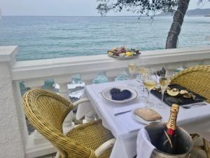 ein Tisch mit einem Teller Essen und Gläsern Wein in der Unterkunft Hotel Grifeu y Restaurant - Costa Brava in Llança + 47 Fotos