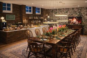 a long table in a restaurant with a bar at SCHLOSSRESIDENZ - Boutique Apartments & Hotel Suiten in Garbsen