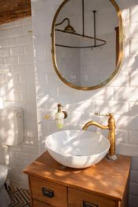 a bathroom with a white sink and a mirror at Panorama Lake Relax in Nesso
