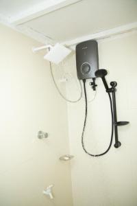 a shower in a bathroom with a shower at Pavani Villa Kandy in Peradeniya